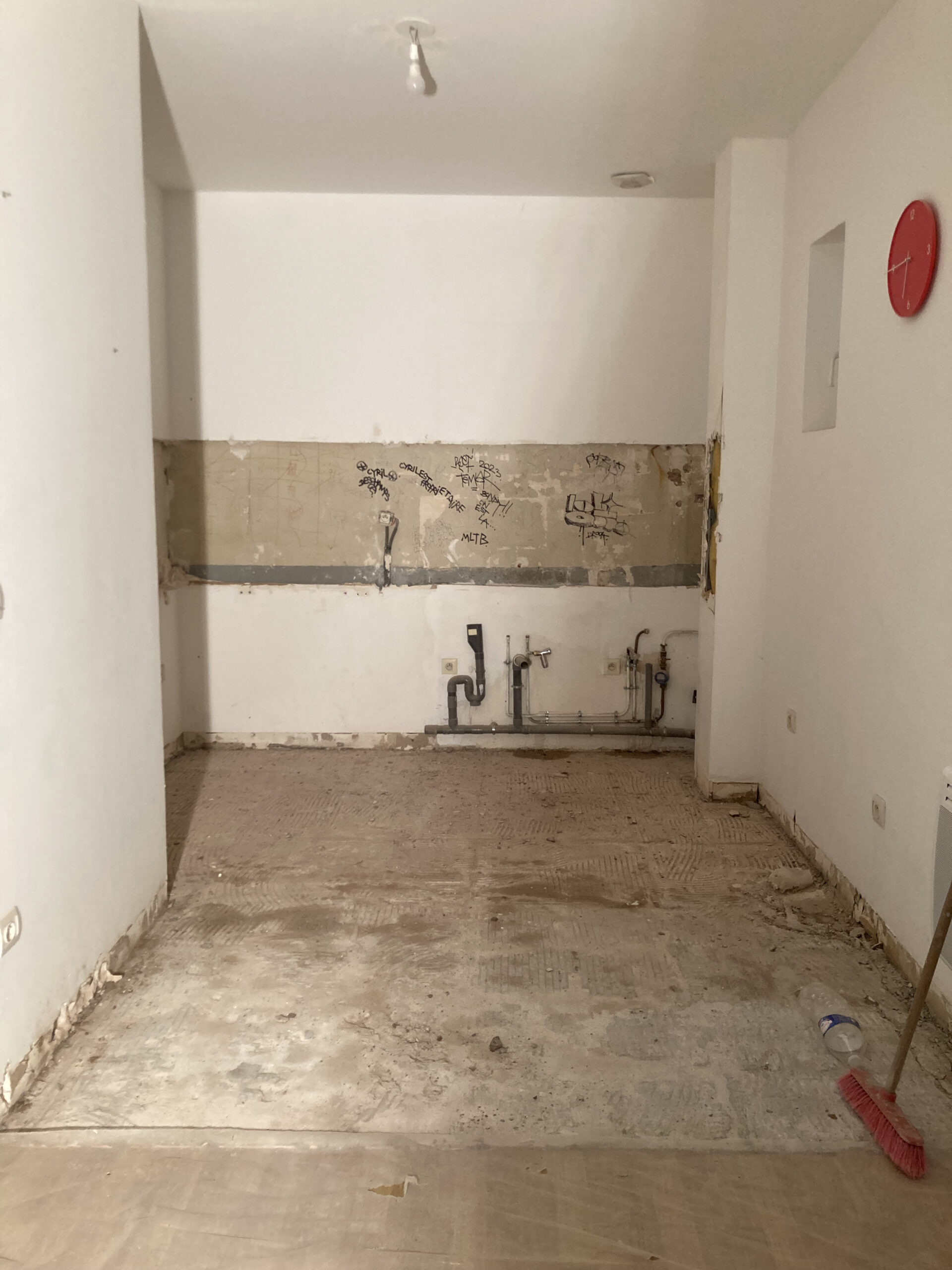 ETAPE N°01 = CASSER LE CARRELAGE